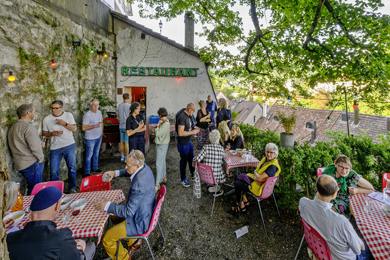 
Vernissageapéro im Trudelkeller im Garten im ehemaligen Atelier von Hans Trudel im Trudelhaus Baden