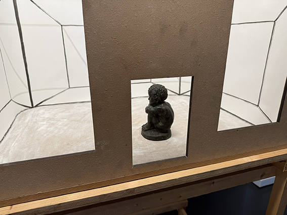 Andreas Hofer, «Der Hocker», Hans Trudels Hocker im Modellraum, 
Bronze, Holz, Glas und Tusche auf Papier, 89 x 65 x 54 cm, 2025