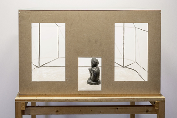 Ausstellungsansicht, Obergeschoss im Trudelhaus Baden, Andreas Hofer und Hans Trudel, Der Hocker 