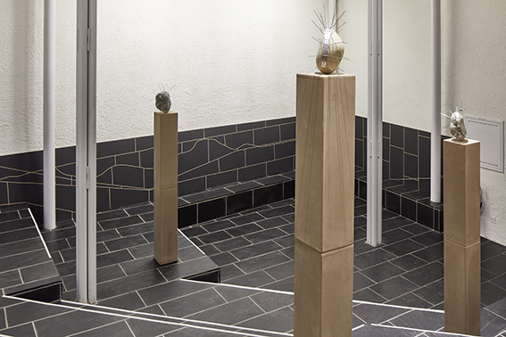 Ausstellungsansicht, Untergeschoss im Trudelhaus Baden 
Manuela Morales Dèlano und Wandzeichnung von Esther Ernst