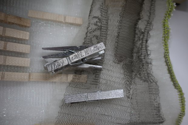 02_st_phanie_baechler_work_in_progress_they_call_it_love_w_scheklammern_und_textil_2025._1.jpg